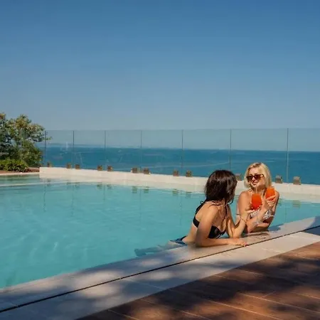 Aquaview Lux & Pool Apartment